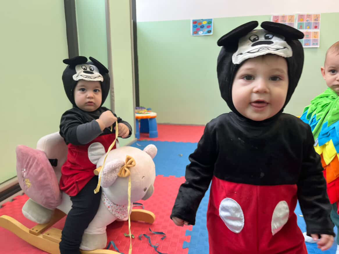 Βρέφη σε αισθητηριακό παιχνίδι στον βρεφικό σταθμό Εύοσμος