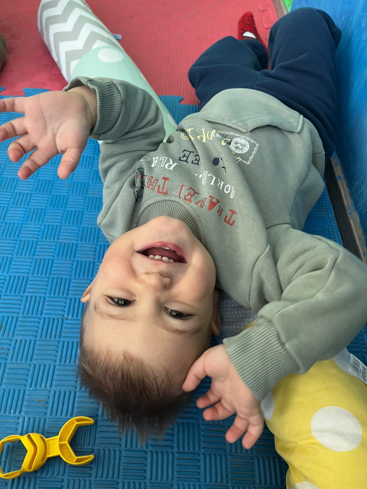 Μεταβρεφικό τμήμα — νήπια σε δημιουργικό παιχνίδι