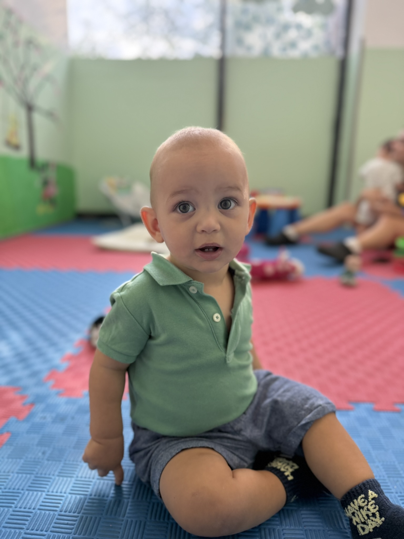 Βρεφικό τμήμα — μωρά παίζουν σε ασφαλή χώρο